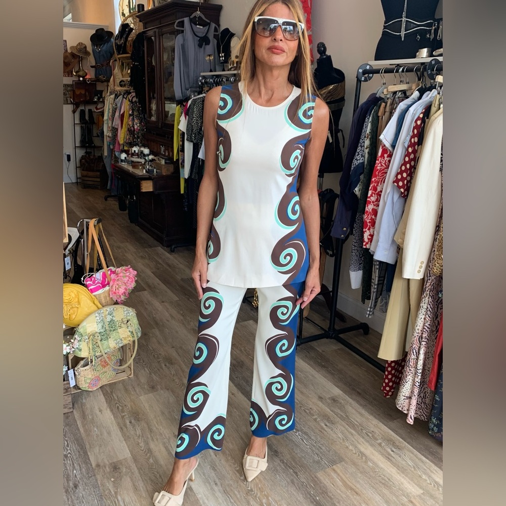 Stylish White and Blue Swirl Pattern Outfit